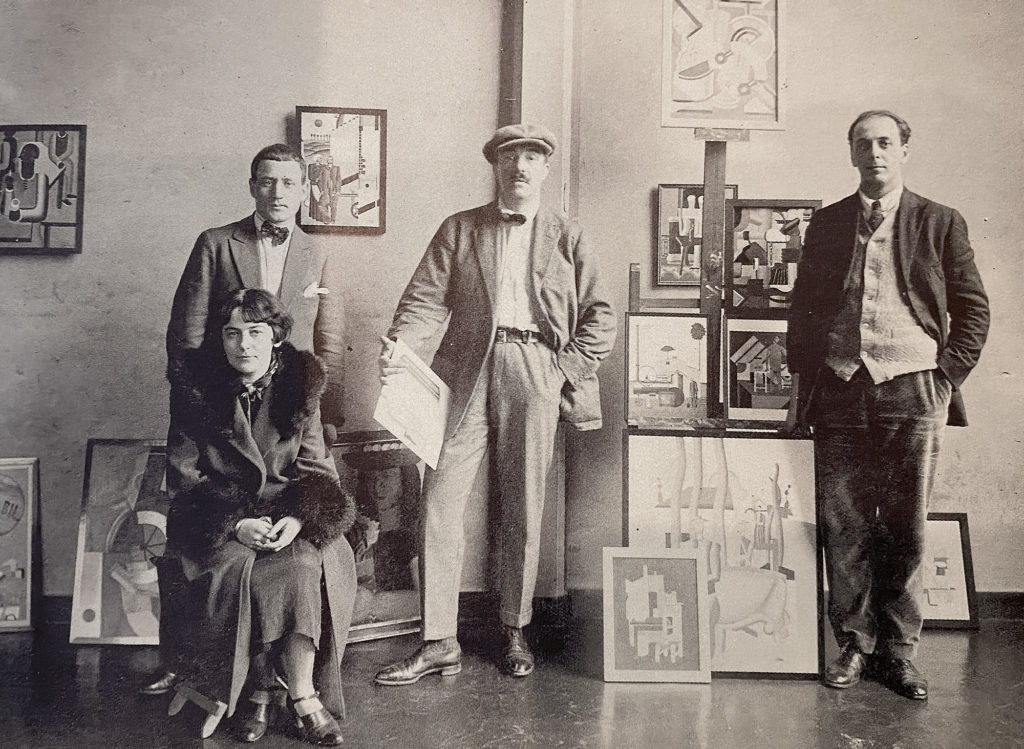 Fernand Léger med hans tre favoritelever: Erik Olson (t.v.), Franciska Clausen (sittande) och Otto G. Carlsund (t.h.) inför utställningen i oktober 1924 i Maison Watteau.