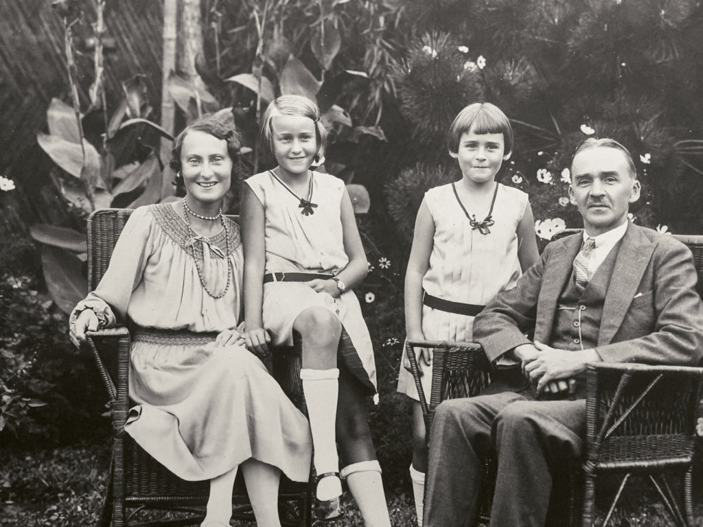 Photo taken in the 1920’s, Karin and Holdo Strömwall with their children in the garden in Shanghai.