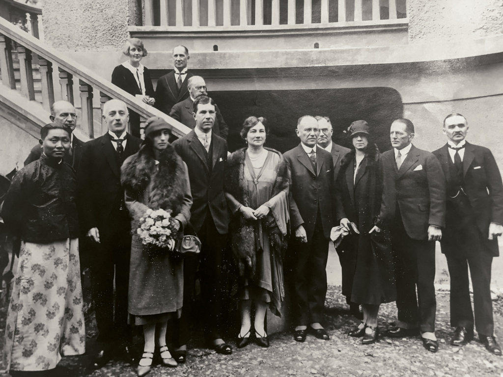 Photo taken in 1926 at the visit to China of crown prince Gustaf Adolf and his wife Louise Mountbatten (to the left with flowers), surrounded by part of the Swedish colony in Shanghai.