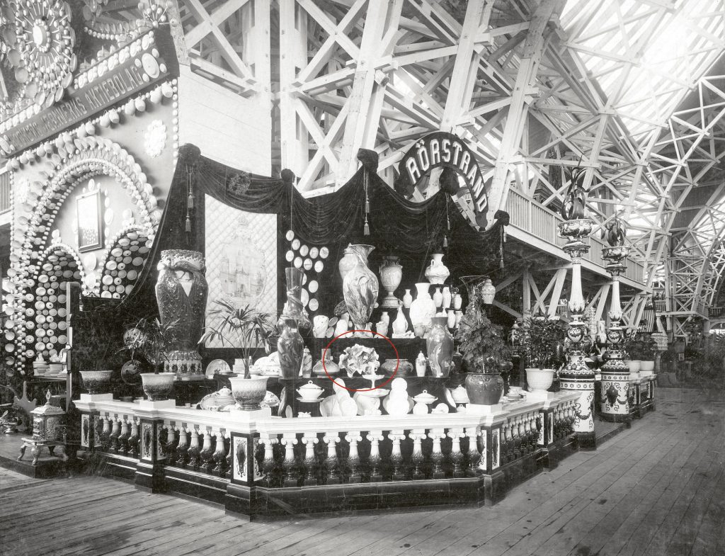 Rörstrands utställningsmonter på Allmänna Konst- & Industriutställningen i Stockholm 1897.
Bild: Okänd / Nordiska museet